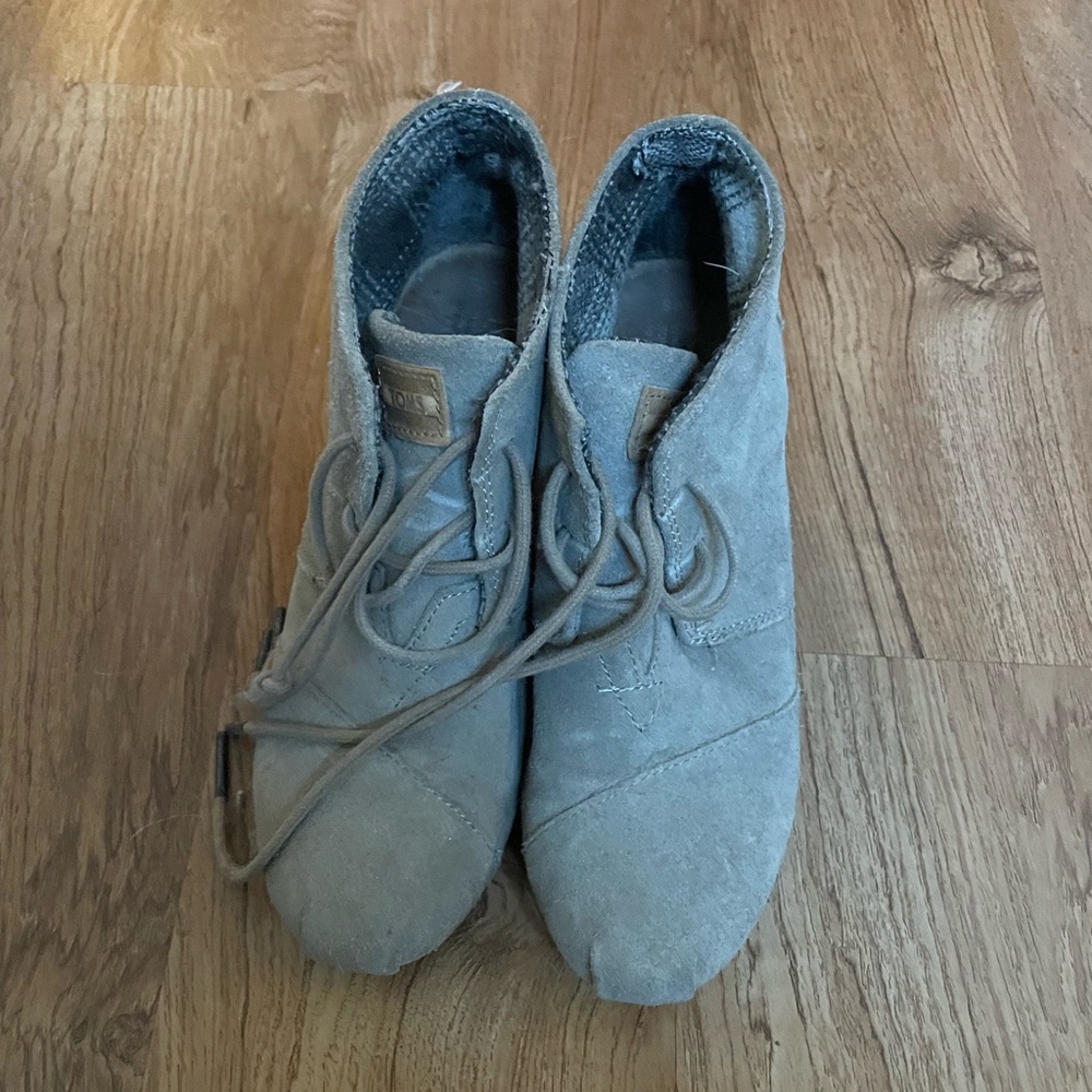 Tom’s Tan Suede Lace-Up Shoes